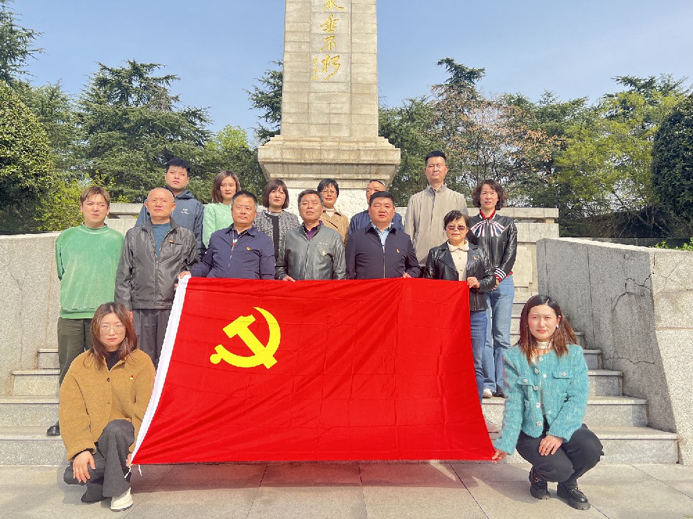 弘扬爱国主义精神 助推企业高质量发展 ——集团公司党支部开展清明祭扫活动